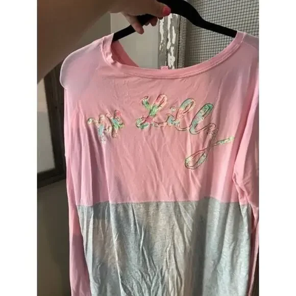 Lilly Pulitzer Finn Pink & Gray Logo Spell Out Long Sleeve Graphic Tee - Size XL - Picture 3 of 4